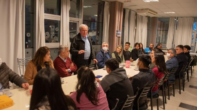 El vicegobernador visitó a estudiantes de la Residencia Universitaria