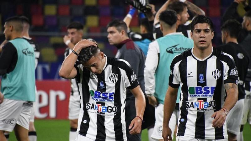 Argentinos ganó en Santiago y se prende arriba