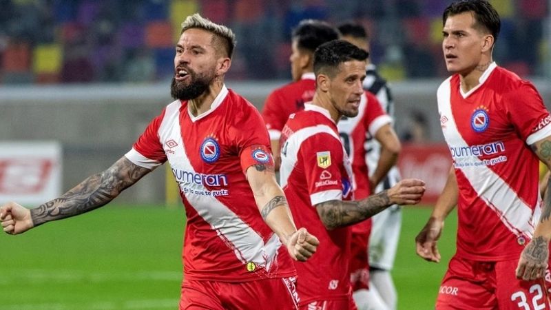 Argentinos ganó en Santiago y se prende arriba