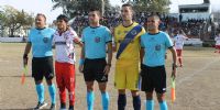 LA TERNA arbitral y los capitanes en el inicio del juego de hoy, donde el referí Andrés Agüero tuvo un correcto desempeño.