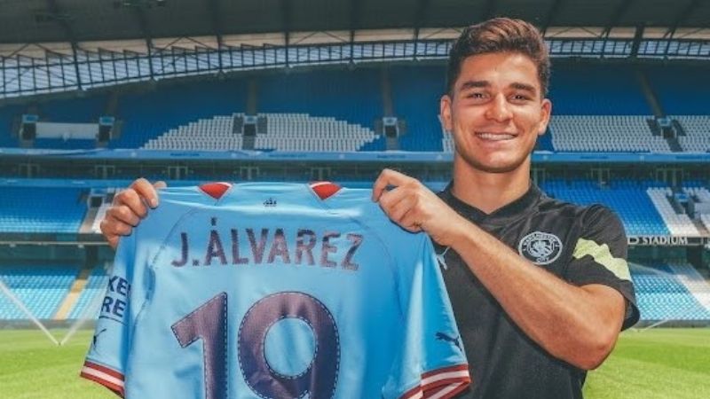 Manchester City presentó a Julián Álvarez ante una multitud