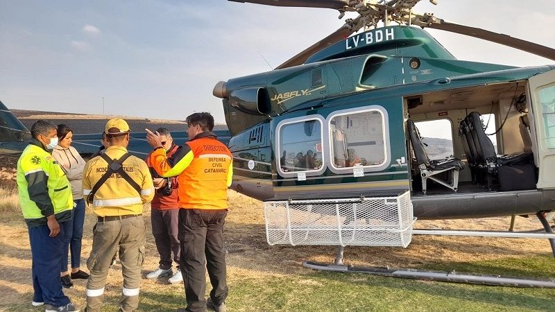 Un avión hidrante y un helicóptero se sumaron al operativo para combatir el fuego
