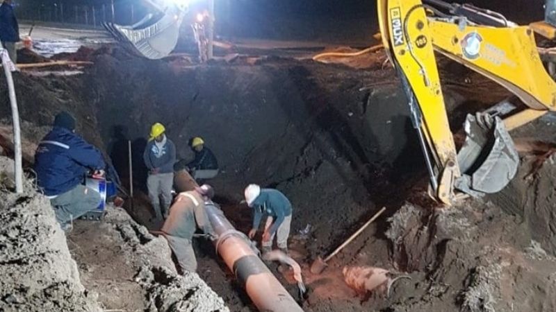 Continuan trabajos de reparación de red de agua en Av. Manuel Navarro