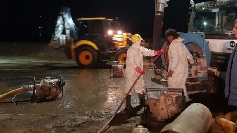 Continuan trabajos de reparación de red de agua en Av. Manuel Navarro