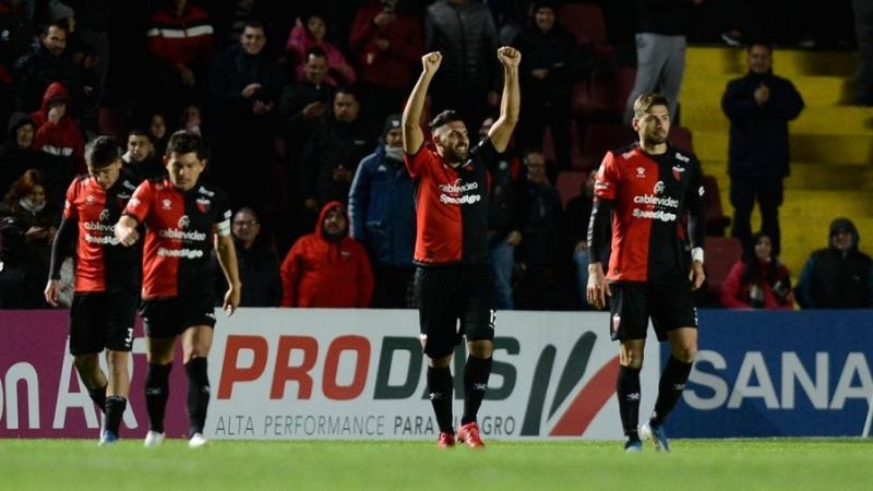 Colón festejó ante Vélez y Defensa frente a Aldosivi