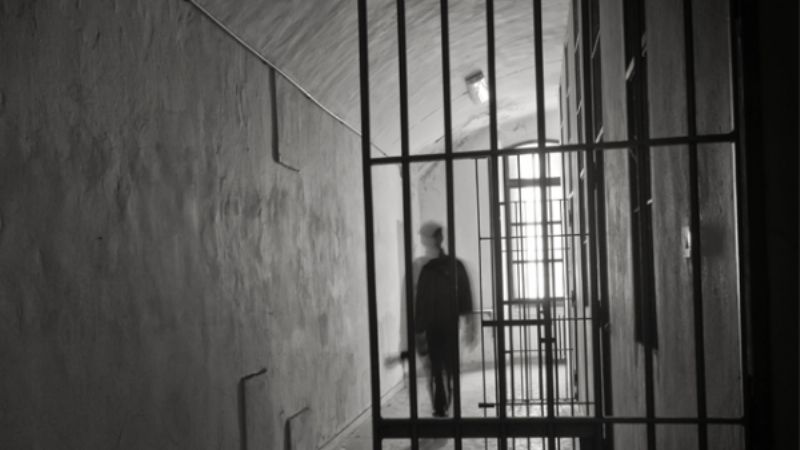 Intentó lastimar a policías y quedó detenido