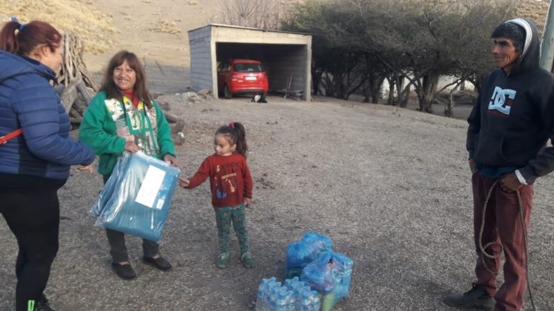 Desarrollo Social asistió con agua y módulos alimentarios en Ancasti