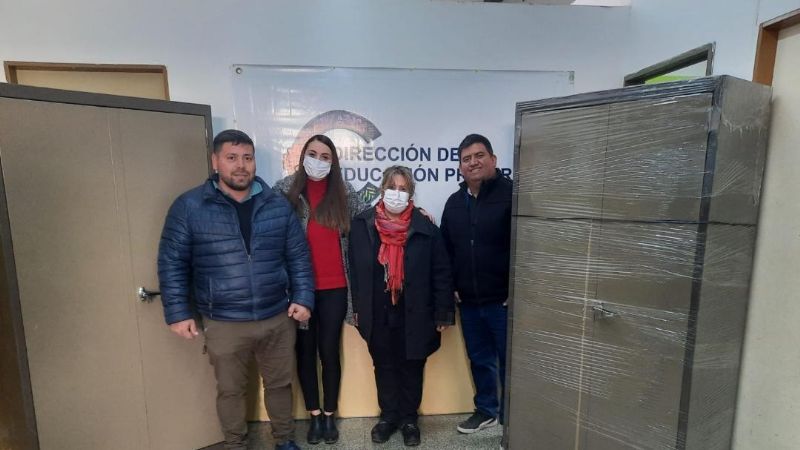 Educación entregó mobiliario, guardapolvos y elementos de limpieza a escuelas primarias