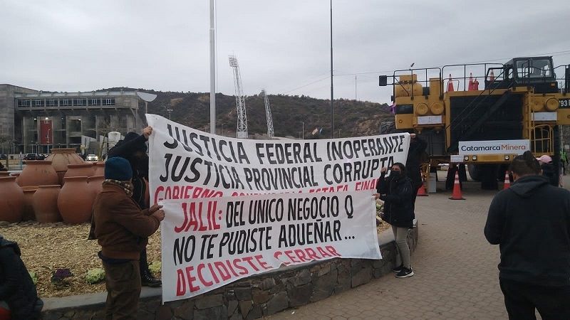 Momento incómodo: ahorristas estuvieron a metros de las autoridades