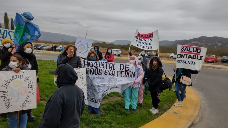 Profesionales y auxiliares de la salud protestaron en el Poncho