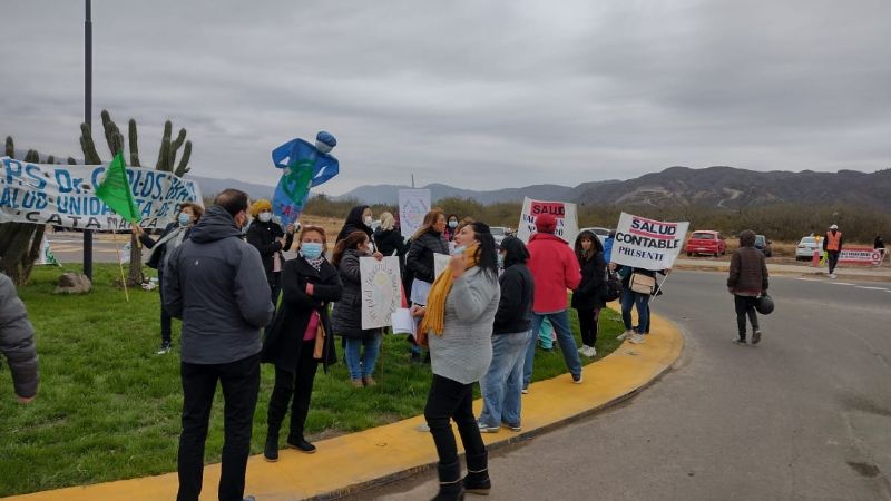 Profesionales y auxiliares de la salud protestaron en el Poncho