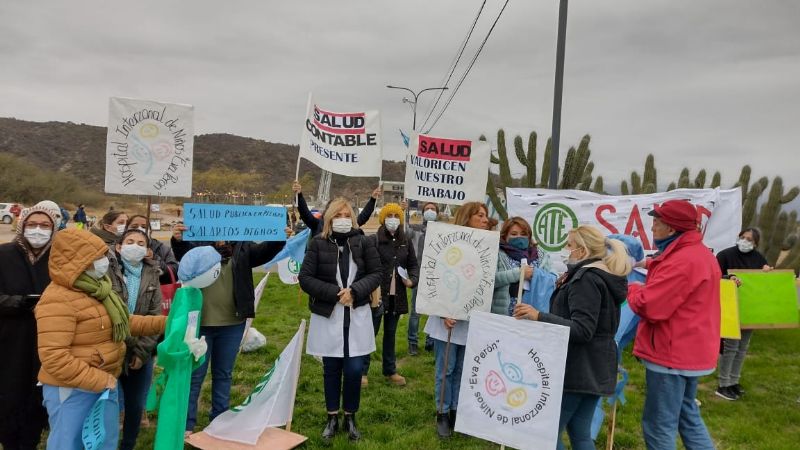 Profesionales y auxiliares de la salud protestaron en el Poncho