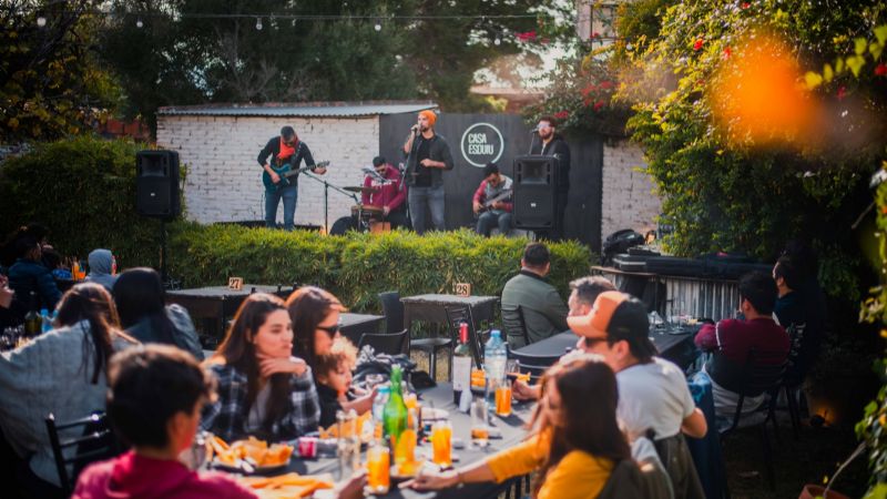 Músicos catamarqueños en bares y restaurantes de la Capital