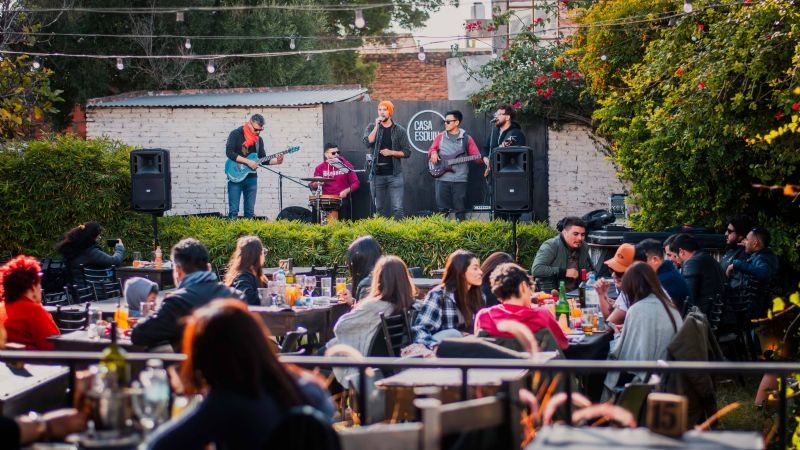 Músicos catamarqueños en bares y restaurantes de la Capital