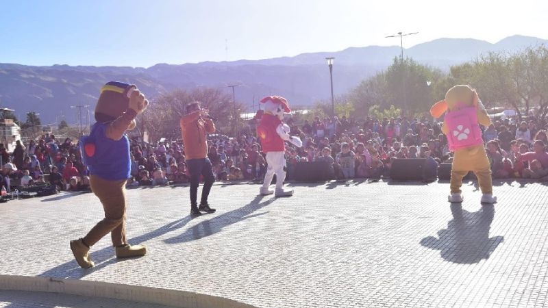 Niños santamarianos disfrutan el invierno con juegos y espectáculos