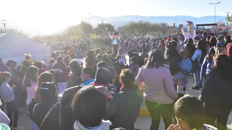 Niños santamarianos disfrutan el invierno con juegos y espectáculos