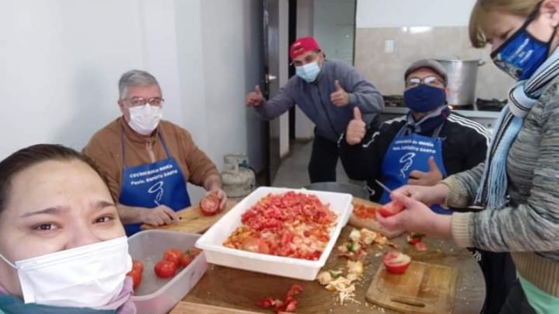 Más de 300 porciones de polenta para los hermanos más necesitados