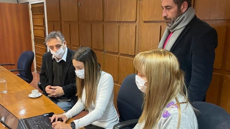 Economía y el Hospital de Niños van por la despapelización