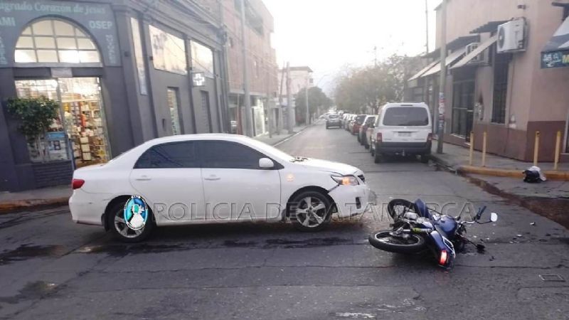 Auto y moto chocaron en el centro