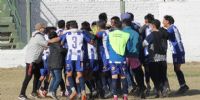 LOS JUGADORES de Sarmiento abrazados en el festejo, tras vence a Fiel, un digno adversario de la final buscando la Promoción.