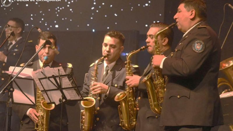 La Banda de Música de la Policía de la Provincia en el Poncho