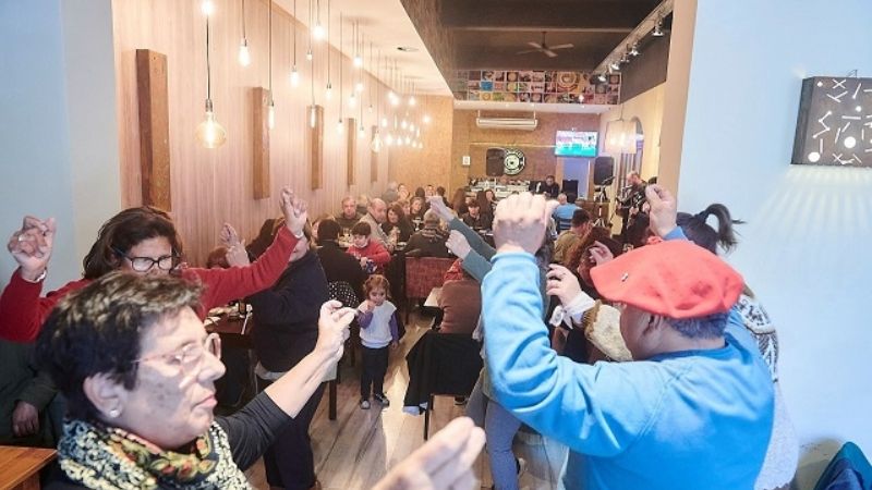 Gran éxito en la presentación de músicos locales en bares y restaurantes