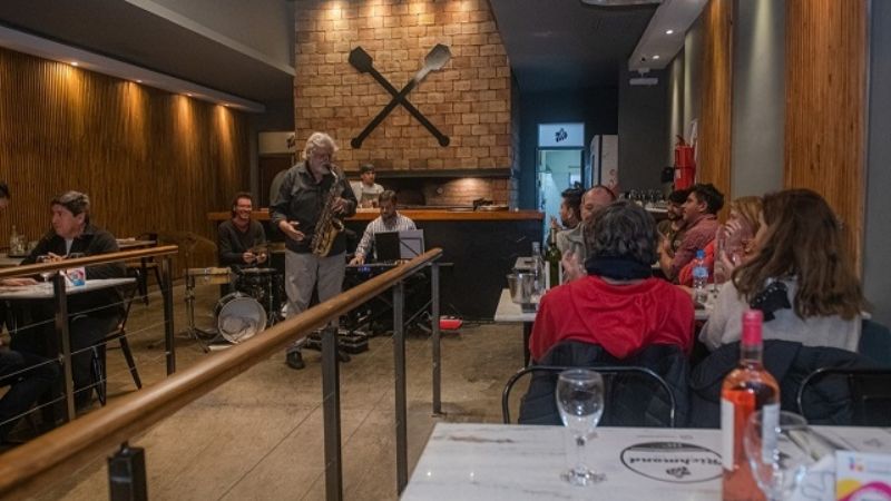 Gran éxito en la presentación de músicos locales en bares y restaurantes