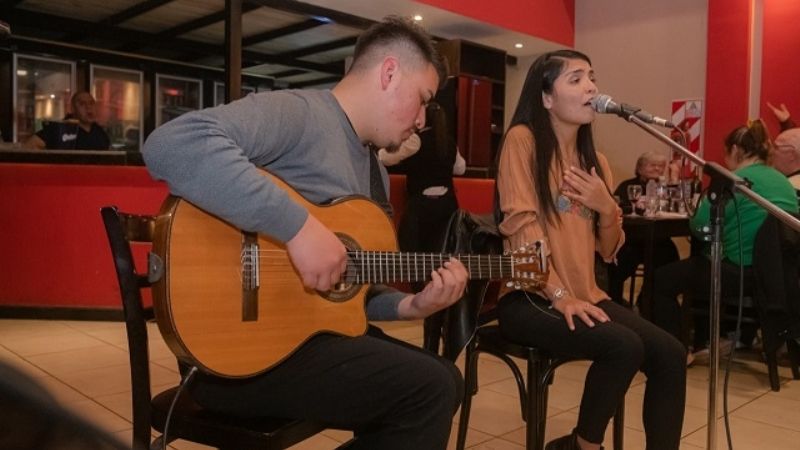 Gran éxito en la presentación de músicos locales en bares y restaurantes
