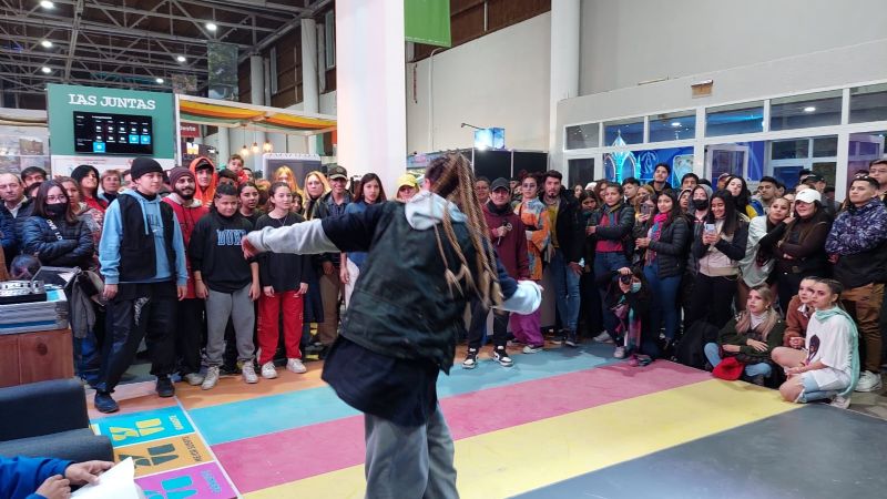 El día del amigo cerró a pleno con freestyle de música urbana