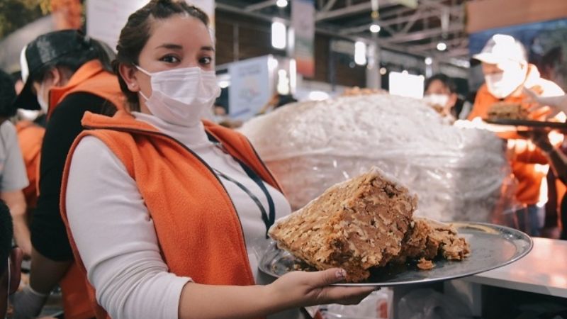 La Puerta compartió la nuez confitada más grande del mundo con el público