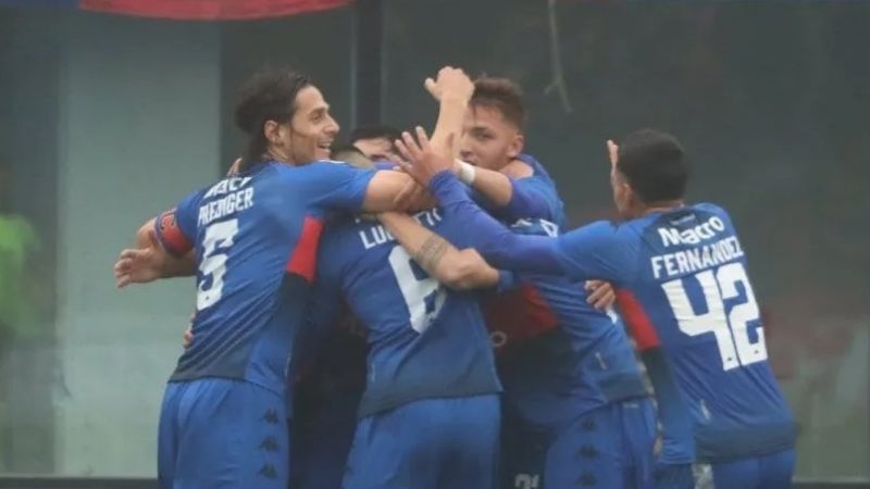 El líder Atlético Tucumán hundió más a Independiente