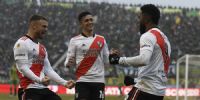 Miguel Borja (9) es saludado por Lucas Beltrán (a la izquierda) y Pablo Solari (16), en el triunfo de River sobre Aldosivi. 