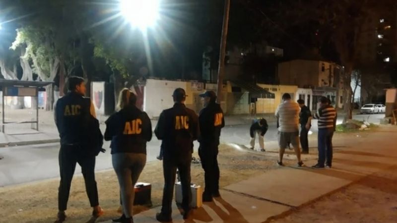 Rosario narco: una mujer fue asesinada y su hija está internada tras quedar en medio de un tiroteo mientras esperaban el colectivo en una plaza