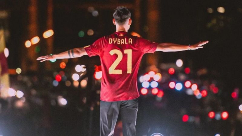 Impactante recibimiento de Paulo Dybala en la Roma