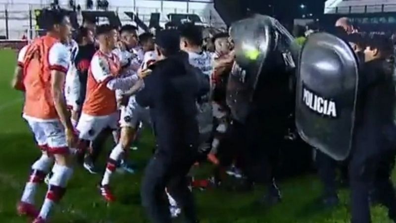 Polémicos arbitraje e intervención del VAR, en triunfo de Barracas