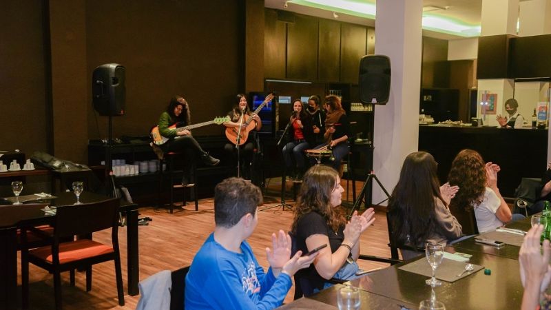 Continúan los espectáculos de músicos locales en bares y restoranes