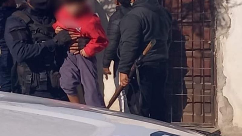 Se atrincheró con una escopeta y sus hijos de rehén