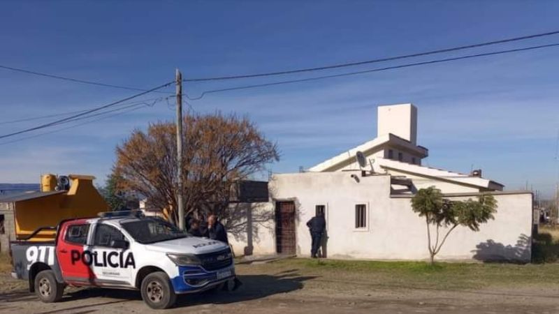 Se atrincheró con una escopeta y sus hijos de rehén