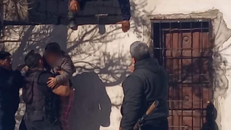 Se atrincheró con una escopeta y sus hijos de rehén