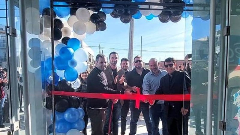 El ministro Álvarez participó de la inauguración de un nuevo comercio