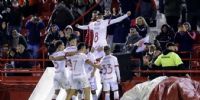 GALVÁN y todo Huracán celebran el primer gol de hoy ante River.