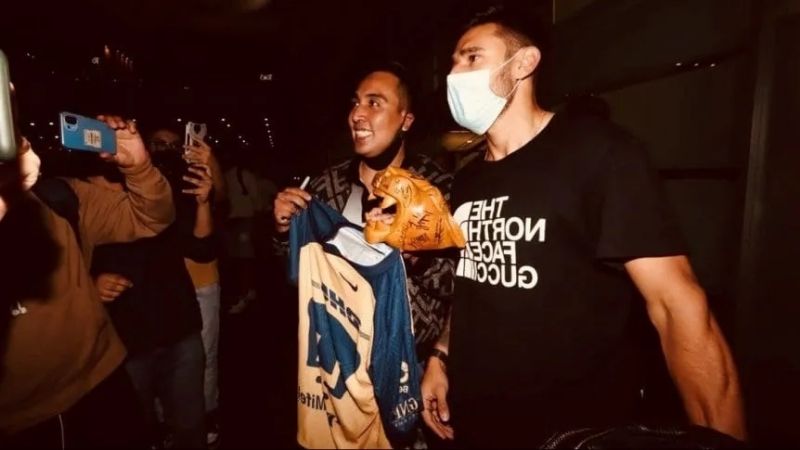 Gran recibimiento a Salvio en los Pumas de México