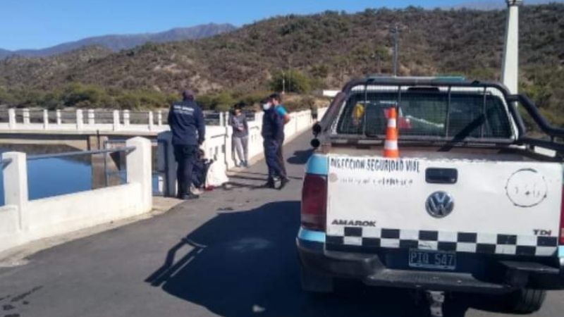 Rescatan una joven que se había metido al Dique El Jumeal