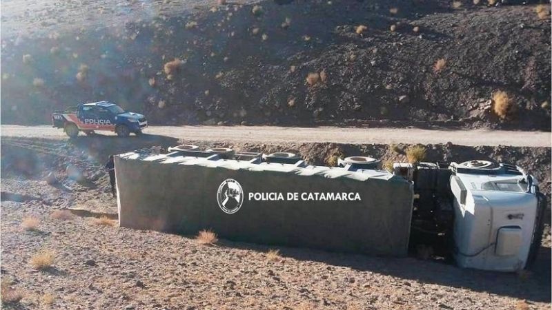 Volcó un camión en Antofagasta de la Sierra