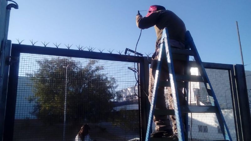 Programación y Mantenimiento Edilicio trabaja en diferentes establecimientos educativos