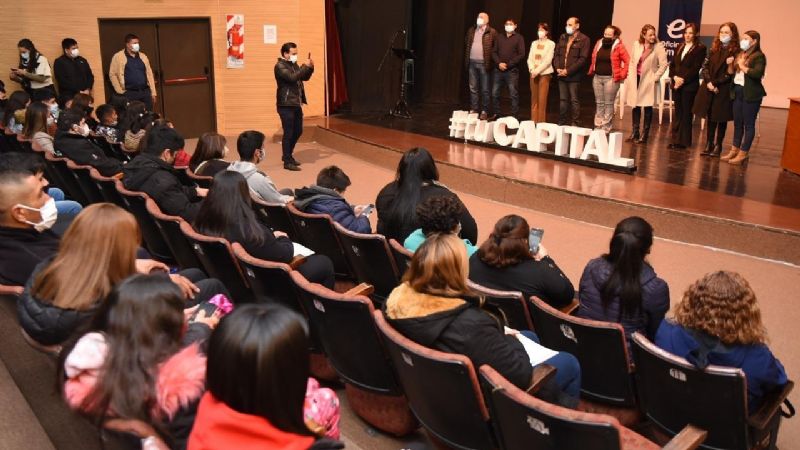 Gustavo entregó certificados de talleres básicos y cursos de Formación Profesional