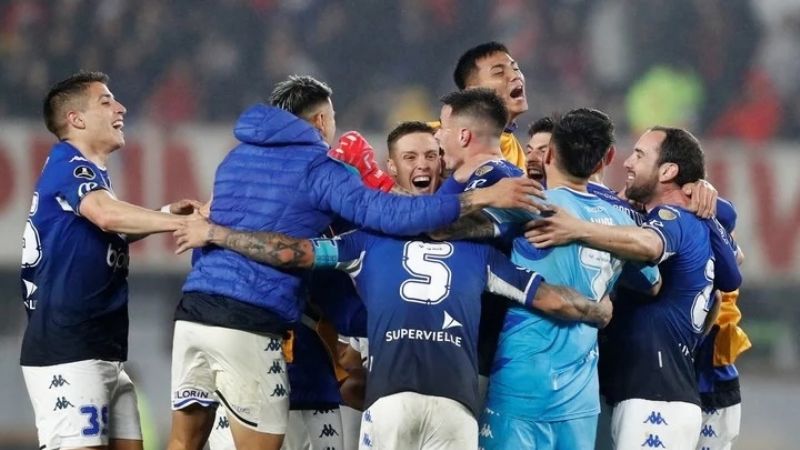 Vélez eliminó a River, con polémica por el uso del VAR