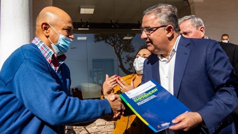 Jalil entregó asistencia financiera a emprendedores