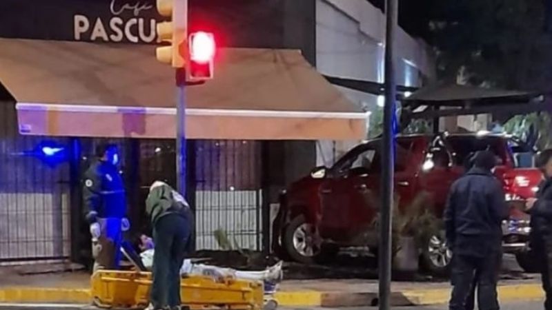 Estrelló la camioneta contra un café