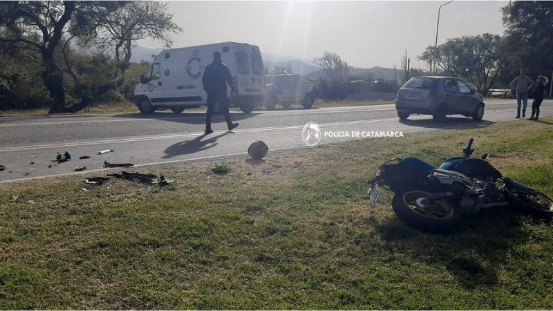 Violento choque entre un auto y una moto en FME
